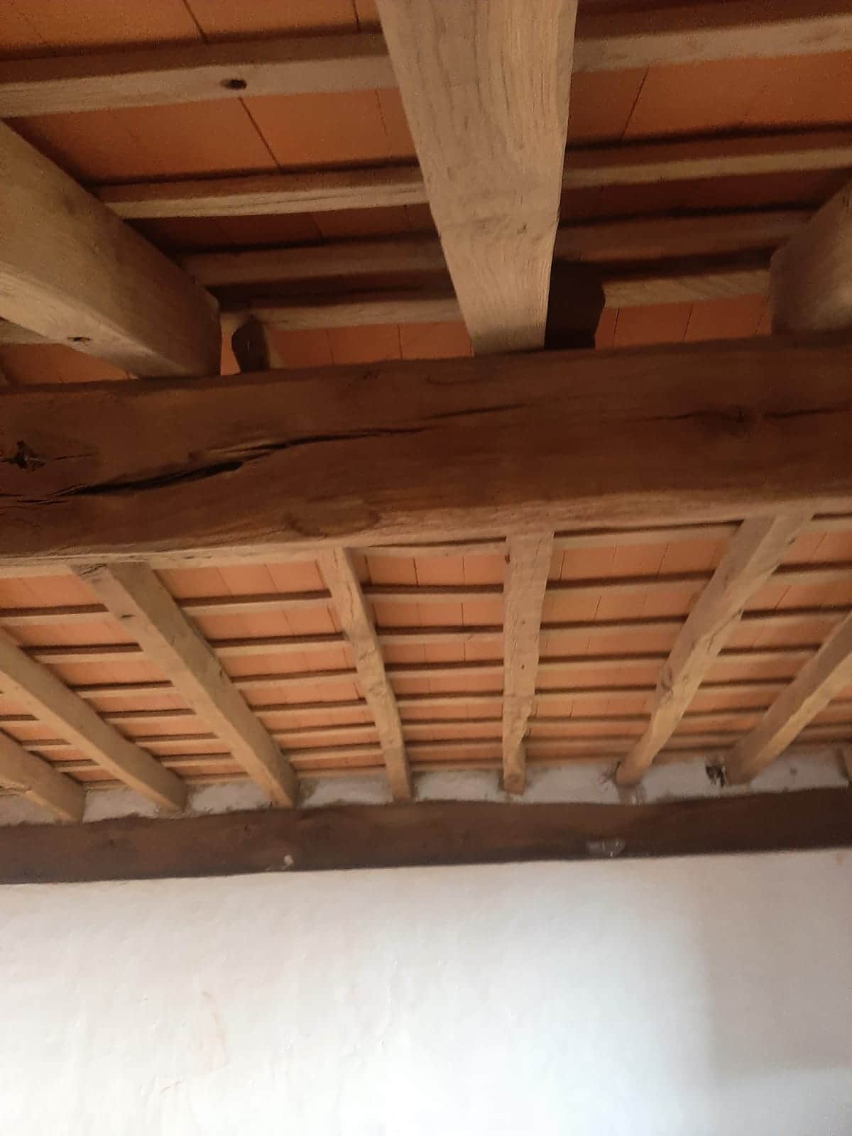 Resultado del decapado y la limpieza de las vigas de madera antes del tratamiento contra la carcoma