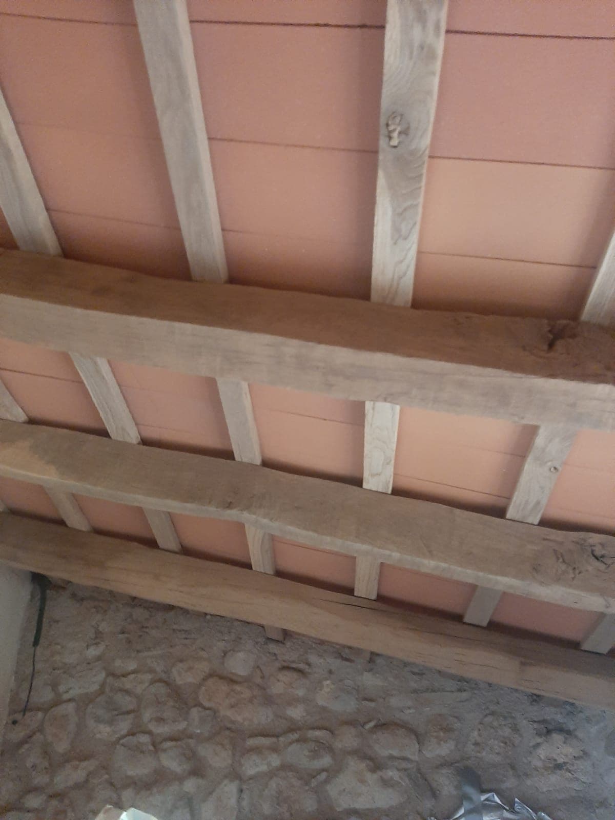 Vigas y techo de madera durante el decapado y limpieza